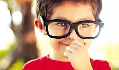 早早戴上眼镜，究竟是挽救还是毁掉孩子眼睛的未来？